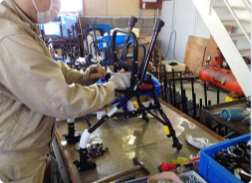  一つ一つ手作業で組み立て