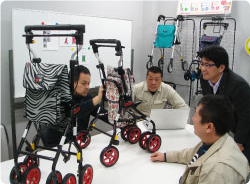 4人でデザインを考える